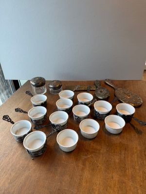 de nombreux bols et cuillères posés sur une table en bois