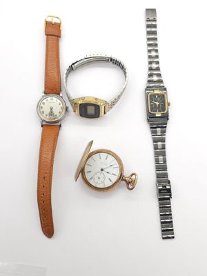 Deux montres et une montre-bracelet sont posées sur une surface blanche