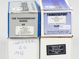 Trois boîtes de kits de la gamme Thundersport sont empilées les unes sur les autres