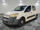 la camionnette blanche est garée sur le sol en damier d'une pièce