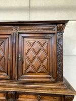 Buffet deux-corps à retrait en noyer, mouluré et sculpté, ou… (photo 2)