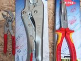 deux pinces et une paire de pinces posées sur une table