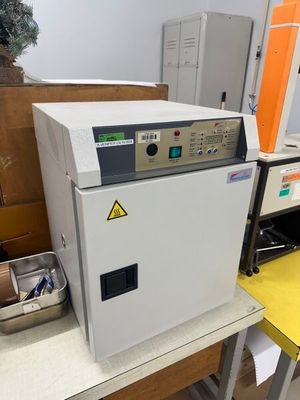 une machine posée sur une table dans une pièce