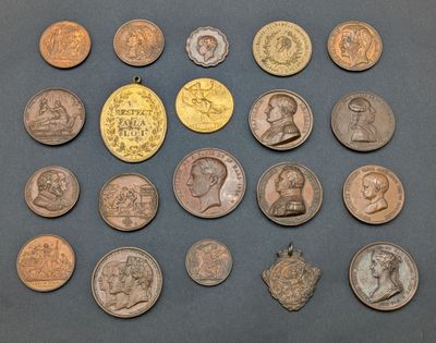 une photo montrant une collection de pièces de monnaie britanniques posées sur une table