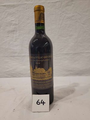 une bouteille de vin posée sur une table