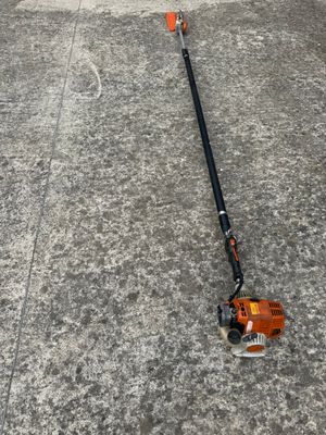 une photo d'une tondeuse à gazon posée par terre