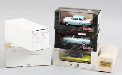 trois boîtes de petites voitures empilées les unes sur les autres