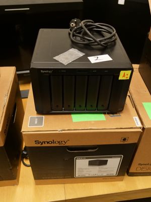 de nombreuses boîtes contenant du matériel électronique posées sur une table
