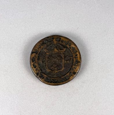 gros plan d'une pièce de monnaie sur une table à fond blanc
