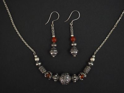 Demi-parure en argent et pierre rouge orangé. Comprenant : -… - Photo 1