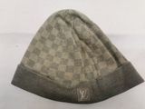 un chapeau posé sur une surface blanche