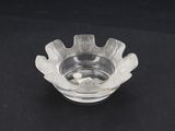 un bol en verre transparent contenant une fleur