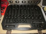 un bac à outils contenant tout un tas d'outils