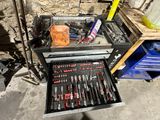 une photo d'un établi sur lequel sont posés de nombreux outils