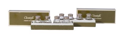 quatre salières et poivrières dans un coffret de présentation posé sur une surface blanche