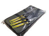 trois brosses à dents jaunes et noires dans un sac en plastique