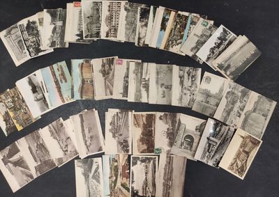un lot de vieilles cartes postales posées sur une table