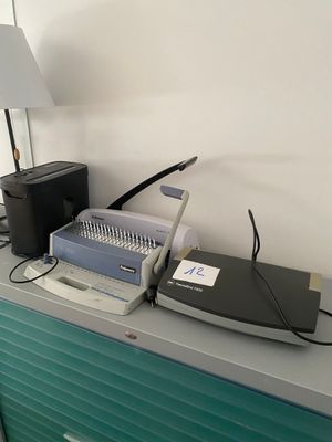 une photo d'un bureau sur lequel se trouvent une imprimante, une imprimante et d'autres objets