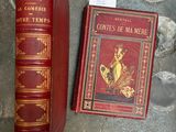 un livre rouge posé à côté d'un autre livre rouge par terre