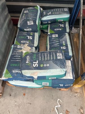 Des cartons de papier toilette sont empilés les uns sur les autres sur une palette