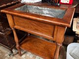 un lavabo posé sur une table dans une pièce