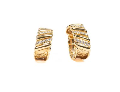 une paire de boucles d'oreilles en or et diamants sur fond blanc