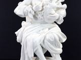 figurine en porcelaine blanche représentant une femme assise sur une souche d'arbre
