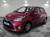 la toyota yaris rouge est garée sur un sol en damier