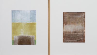 deux tableaux encadrés, de couleurs et de formes différentes, accrochés à un mur blanc