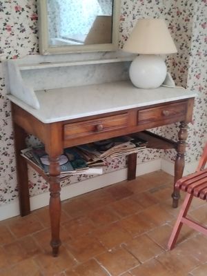 un bureau avec un miroir et une chaise dans une pièce