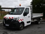 un camion blanc garé dans un parking