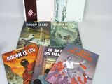 plusieurs livres sur une table blanche avec un fond blanc