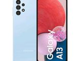 un gros plan d'un Samsung Galaxy A31 avec une pomme rose en arrière-plan