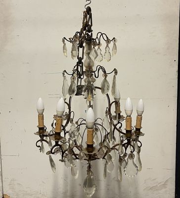 un lustre auquel sont suspendues de nombreuses ampoules