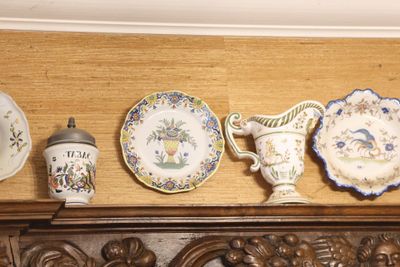 Ensemble de 19 pièces en faïence décorative: Gien, Moustiers…