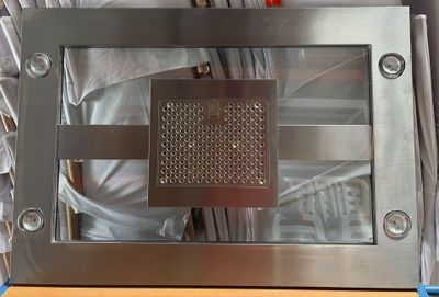 un micro-ondes posé sur une table