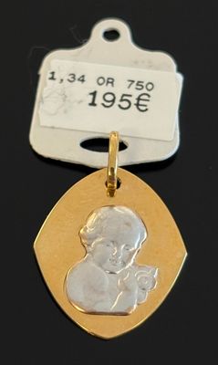 un gros plan d'une médaille d'or sur laquelle figure un bébé