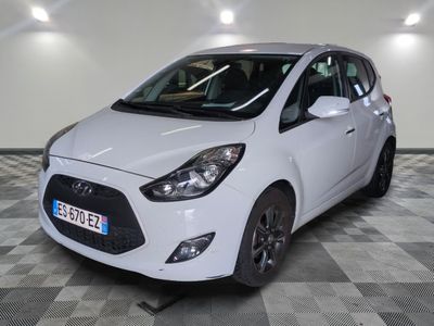 la photo d'une voiture blanche garée dans un garage