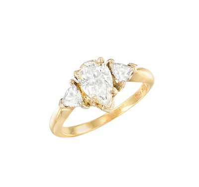 une bague en or jaune sertie de trois diamants taille poire