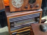many different types of old radios on the table