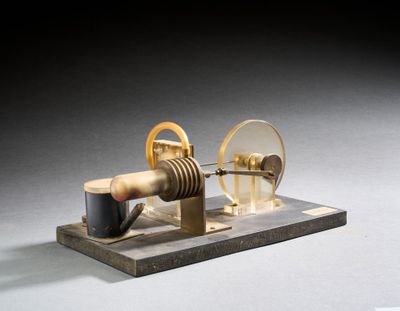 une petite maquette de machine à vapeur posée sur une table