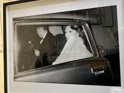 Daniel ANGELI (1943). Sophia Loren en voiture, Paris - 1975.