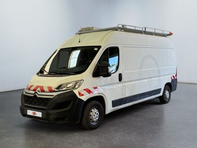 une camionnette blanche garée dans une pièce