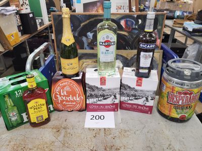Des bouteilles et des canettes d'alcool sont posées sur un comptoir dans un magasin.