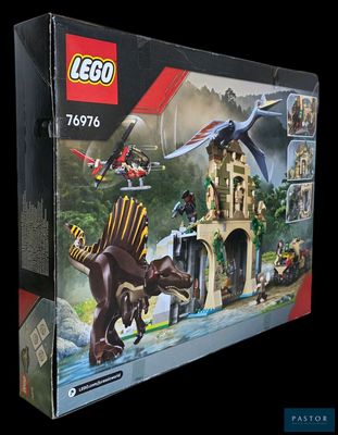une boîte contenant un jeu de Lego, sur fond noir