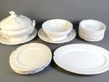 plusieurs assiettes et bols posés sur une table