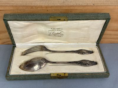 deux cuillères et une fourchette dans un étui