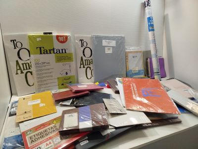 beaucoup de livres posés sur un bureau dans une pièce