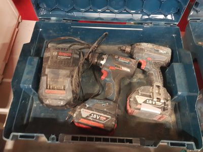 une boîte à outils bleue contenant deux outils