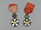 deux médailles avec leurs rubans et une étoile sur un fond gris